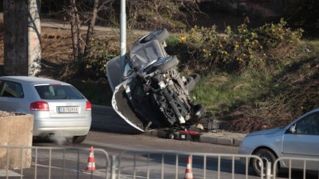 Автомобил се обърна на бул. "Цариградско шосе" в София