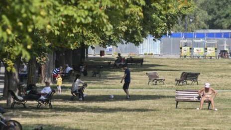 В градинки и паркове - кафенета, сладкарници, но извън закона