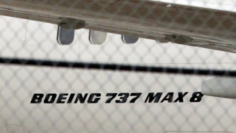 Boeing намалява производството на "737 MAX 8"