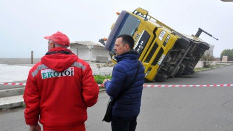 Кран се преобърна при разтоварване на павилион в Бургас