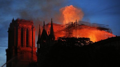 Горя Нотр Дам! В първия ден от Страстната седмица на католическия Великден