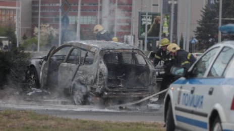 Кола пламна и изгоря в движение на Площада на авиацията