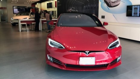 Безопасни ли са ел. колите? Tesla се самозапали в Китай от нищото