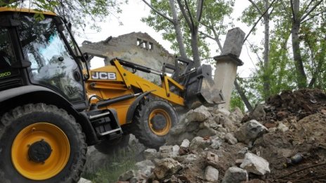 Премахват опасна ограда на бившо поделение в Хасково