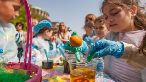 За Великден за баба и дядо! Малчугани боядисаха 1 000 яйца