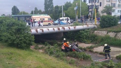 Кола помете тинейджъри до Герена в София