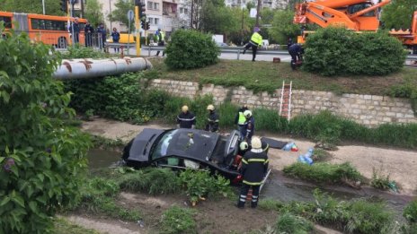 Момиче със счупен кръст след катастрофата до Герена