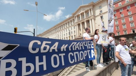 Автомобилисти протестират пред прозорците на властта