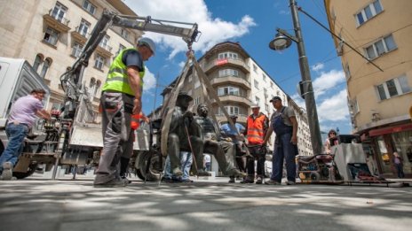 Връщат пейката на баща и син Славейкови