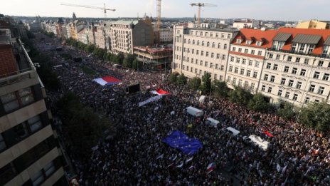 100 000 чехи на протест - искат оставката на премиера Бабиш