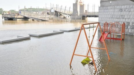 Дунав заля крайбрежни понтони и заведения в Силистра