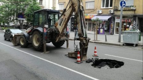 Дупка се отвори в асфалта на ул "Г. С. Раковски"