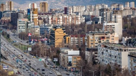 Бизнесът пропищя, липсват кадри! Търсят се от шивачи до инженери и лекари