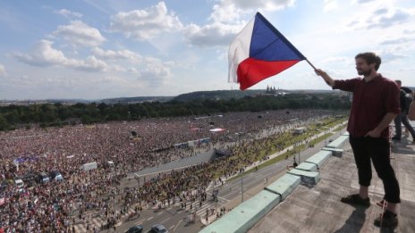 250 000 чехи на протест: Писна ни!