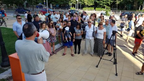 Варненци протестират срещу колите в Морската градина