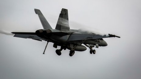 Американски F/A-18E Super Hornet се разби в пустиня