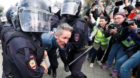 Още 194 души задържани при протести в Москва 