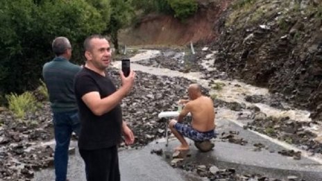 Туристи са блокирани заради свлачище край Момчилград 