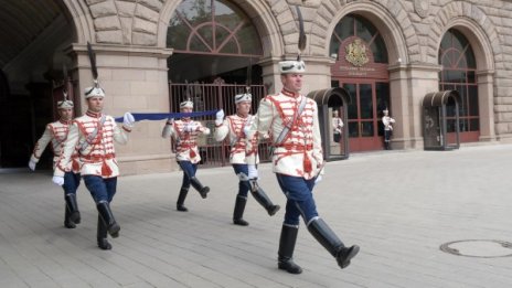 Търсят се гвардейци... Ръст 185 см, бързина, издръжливост