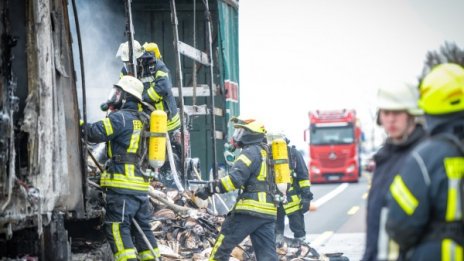 ТИР се запали в движение, изгоря 14 тона оборудване