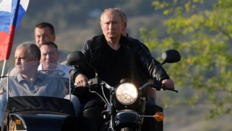 Путин посети Крим, в Украйна негодуват