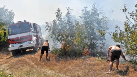 И военни се включиха в гасенето на пожара край Хасково