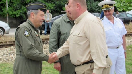 Волен с "поезия" към Каракачанов: Дупето ми е незабележимо до твоето