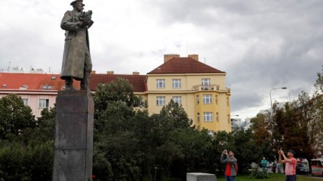 Прага мести паметник на съветски маршал