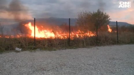 Три пожарни гасят огъня край Летище София