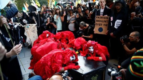 Активисти с протест на Седмицата на модата в Лондон