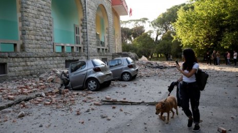 Близо 70 души са пострадали при трусовете в Албания