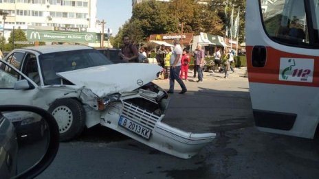 Тежка катастрофа във Варна, мъж е откаран в болница 