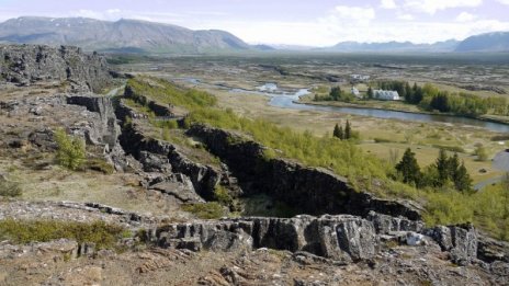 Викингите поставяли морги до некрополите си 