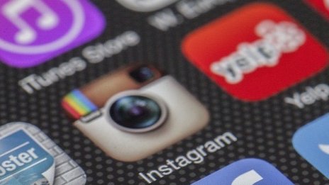 Среден пръст в Instagram - 200 часа безплатен труд