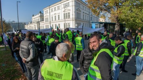 Мълчалив протест пред парламента против Закона за горивата 