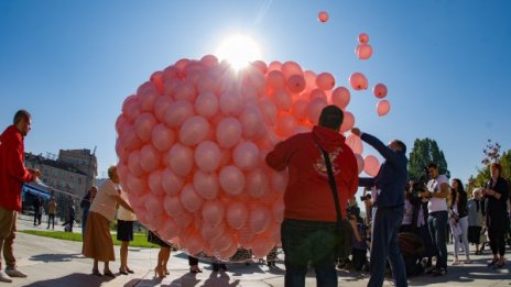 Розови балони в небето в памет на загубилите битката с рака