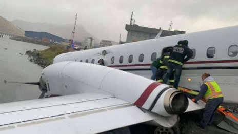 Самолет падна върху магистрала на метри от океана 