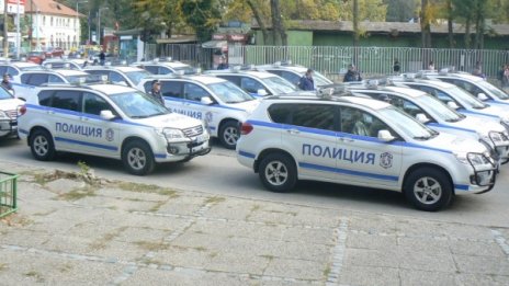 Потрошиха стъкло на полицейски джип във Видин