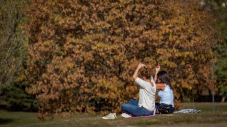 Слънчево, топло, лятото още е тук, градусите до 27°C