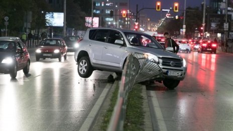  Джип се качи на мантинела на "Опълченска". Заклещи се