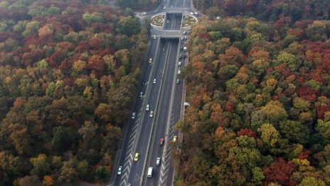 Времето остава топло и утре, но на места ще превали