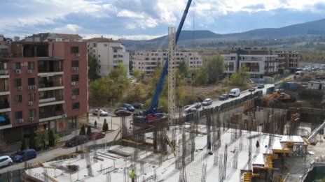 Проблеми в София: Нередовно сметосъбиране, коли на тротоар, блокиран път