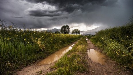 Облачно и с дъжд ще е времето днес 