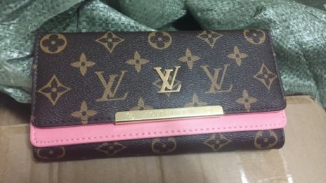 Митничари хванаха китайски Gucci, Adidas и Louis Vuitton за 4 млн.