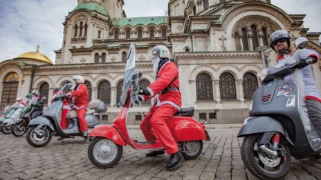 Дядо Коледа и Снежанка върху Vespa: Коледно настроение в София