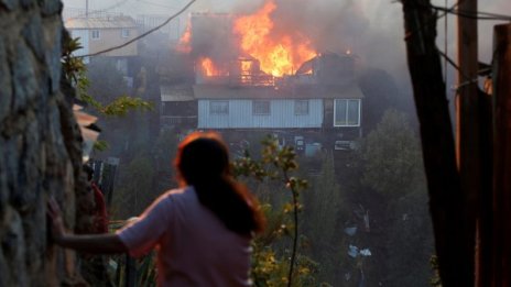 Коледа в пламъци, изгоряха 245 къщи в Чили