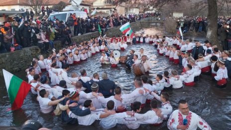 Хоро се вие, "Българи юнаци" пеят, а кръстът – в 4-годишния Радомир 