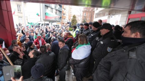 Повдигат обвинения на арестуваните след протеста пред МРРБ