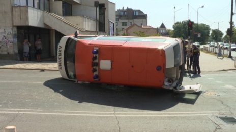 Линейка отне предимство на светофар във Видин, блъснаха я 