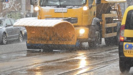 Засилва се снеговалежът в София, 92 снегорина чистят улиците